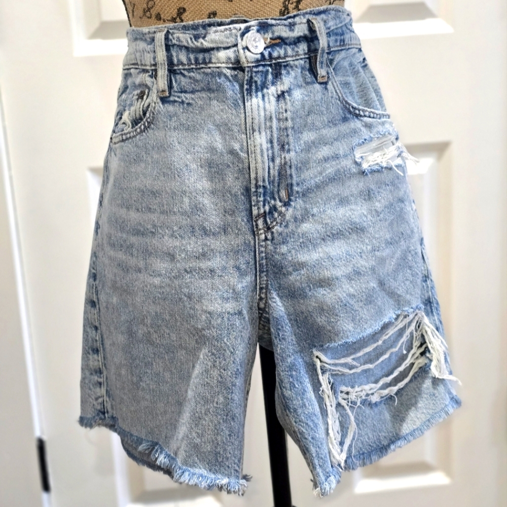 American Eagle Outfitters Ripped Denim/ Jean Short in Light Wash Color -…